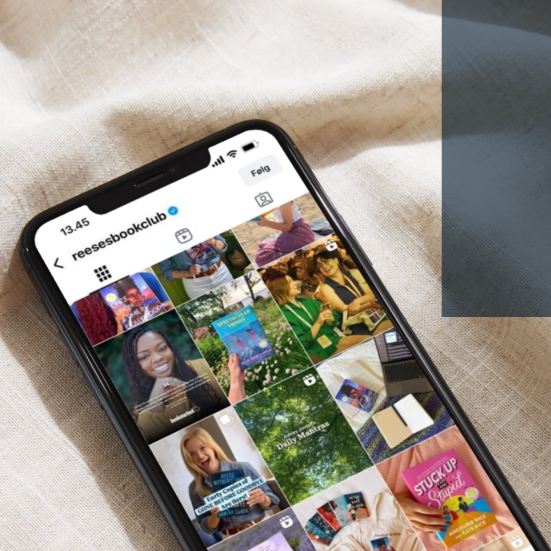 iPhone med Reese's Book Club på Instagram