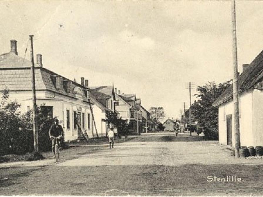 foto af Stenlille Apotek. set fra syd. Til hæjre den gamle rejsestald, som lå overfor.